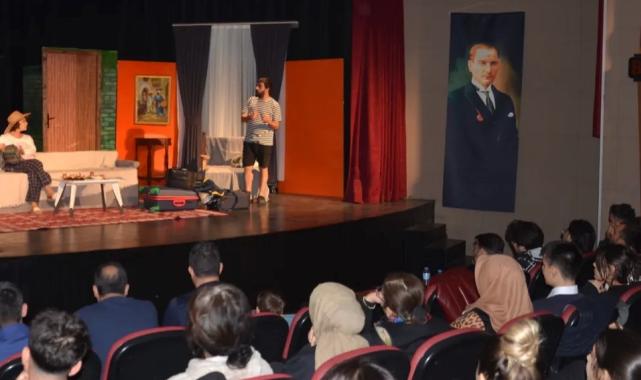 ‘Kalbin Tek Arkadaşı’ tiyatro oyunu sahnelendi