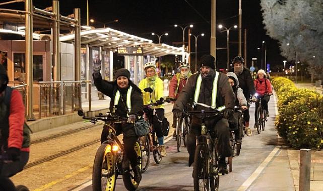 Karşıyakalı bisiklet tutkunları gece sürüşünde buluştu