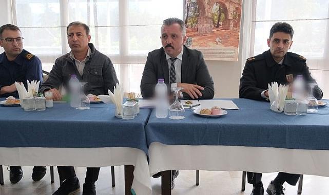 Kemer’de Kemer Kaymakamı Ahmet Solmaz başkanlığında afet koordinasyon toplantısı gerçekleştirildi.