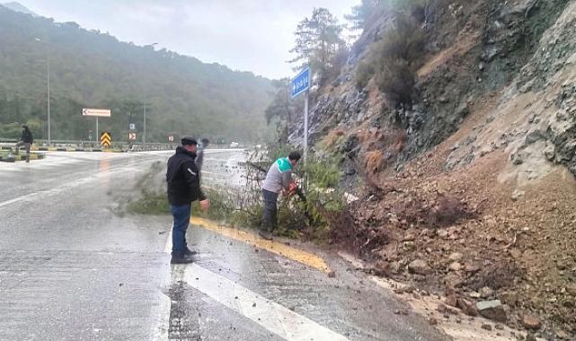 Kemer’de toprak kayması