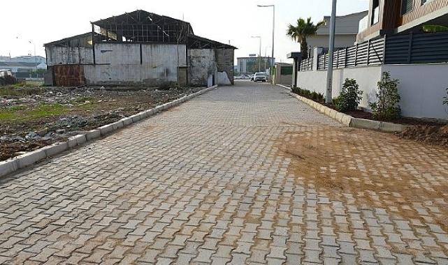 Menderes Belediyesi, Cüneytbey Mahallesi’nde yolları kilit parke ile yeniledi.