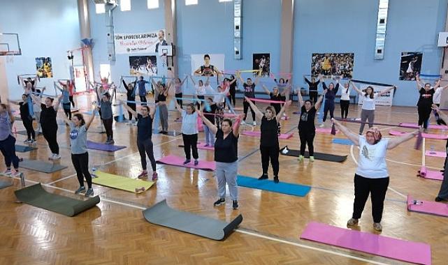 Menemenli kadınlar, ücretsiz pilates kursunda buluştu