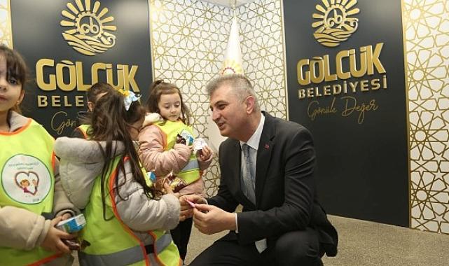 Minik Öğrencilerden Başkan Sezer’e Sürpriz Hediye