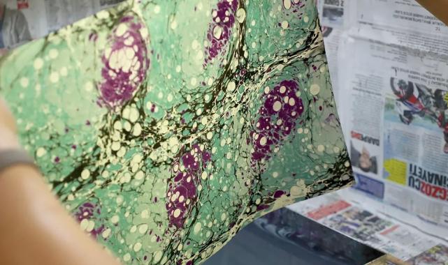 Renklere can katan eller: Kültürün aynası Ebru sanatı bu çatı altında yaşıyor