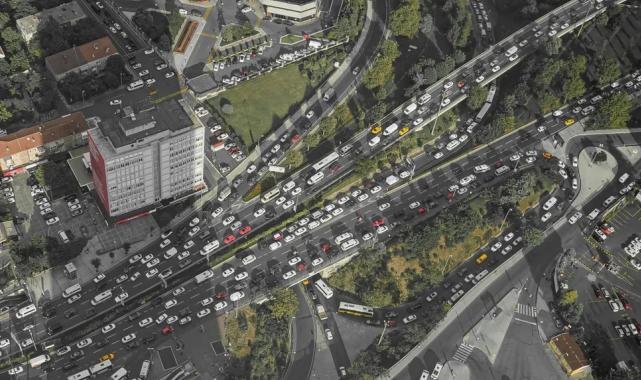 Sadece İstanbul’un değil megaşehirlerin ortak problemi… Her gün park yeri arayışı 23,5 milyon dakika kaybettiriyor!