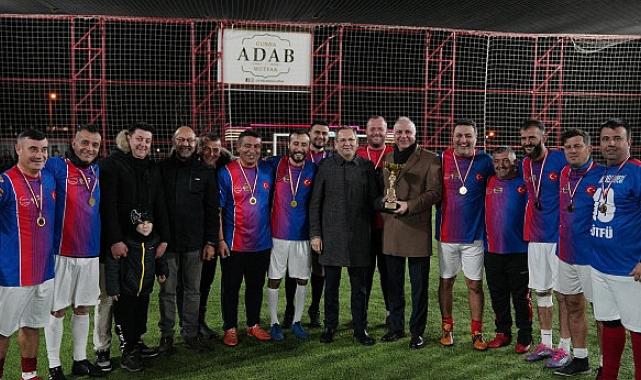 Şampiyon oldular, on çeyrek altını öğrenci lokantasına bağışladılar