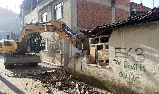Tehlike arz eden metruk binalar yıkılıyor