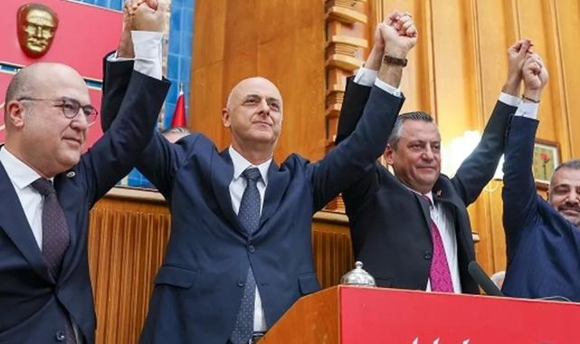 Ümit Özlale CHP rozetini taktı