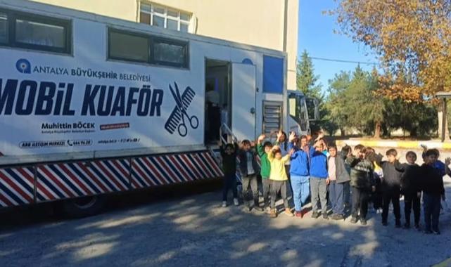 Antalya’da mobil kuaför tırı öğrencilerin hizmetinde