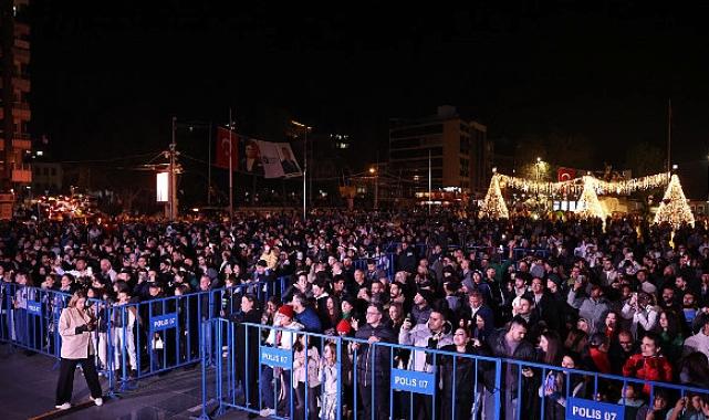 Antalyalılar yeni yıl coşkusunu Cumhuriyet Meydanı’nda yaşadı