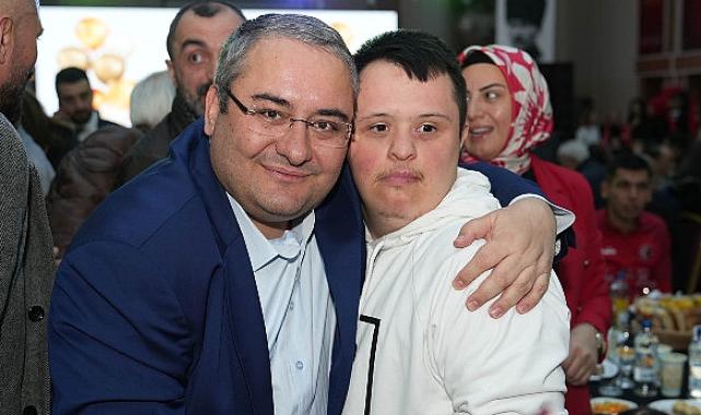 Başkan Özarslan söz verdi, yeni yılı özel bireylerle kutladı