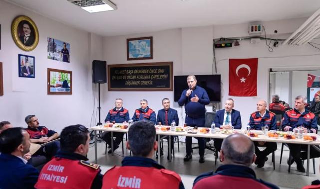 Başkan Tugay 2025’i nöbetteki itfaiyecilerle karşıladı