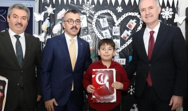 Bursa İnegöl’de öğrenciler karnelerini protokolden aldı