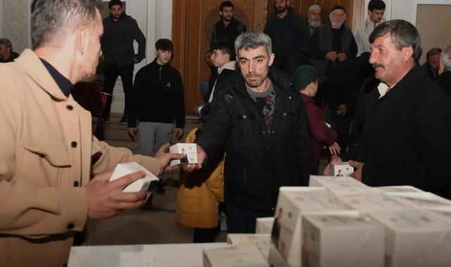 Bursa Osmangazi Belediyesi farklı noktalarda vatandaşlara kandil simidi dağıttı