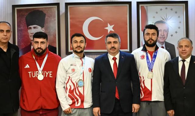 Bursa Yıldırım Belediye Başkanı Yılmaz şampiyonları ağırladı