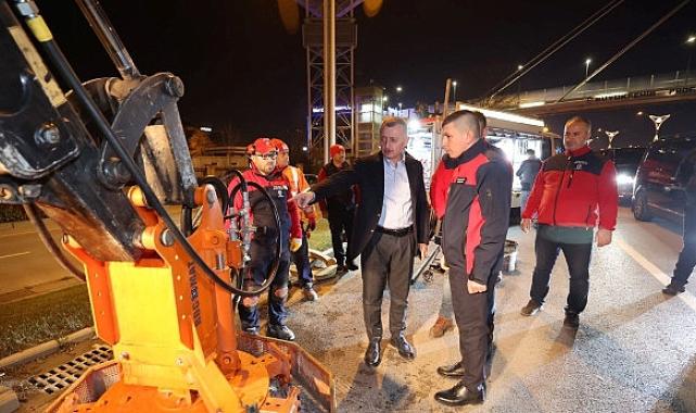 Büyükşehir’de yeni yıl gecesi de yol bakım hizmeti devam etti