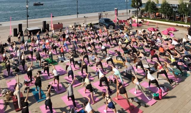 İstanbul’da rıhtımda ‘çocuk’ yogası