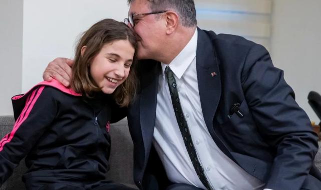 İzmir Büyükşehir’den paralimpik yüzücü Miray’a davet