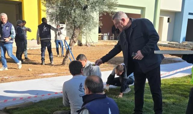 İzmir Güzelbahçe’de saha çalışanlarına baklavalı teşekkür