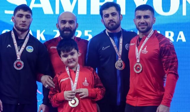 İzmirli güreşçiler Başkent’ten madalyalarla döndü