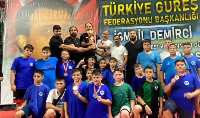 Kağıtspor’dan şampiyonluklarla dolu bir yıl