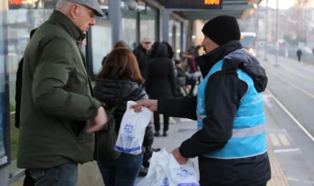 Kocaeli Belediyesi’nden 4 bin 600 kandil simidi dağıttı