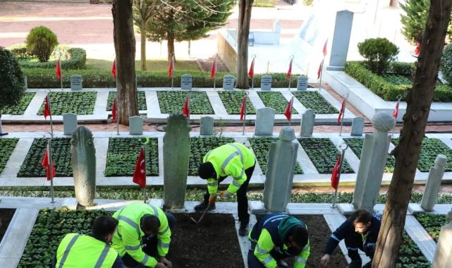 Kocaeli’de şehitlerin mezarları çiçeklerle donatıldı