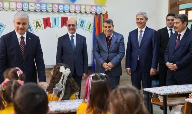 Konya protokolü çocuklara karnelerini dağıttı