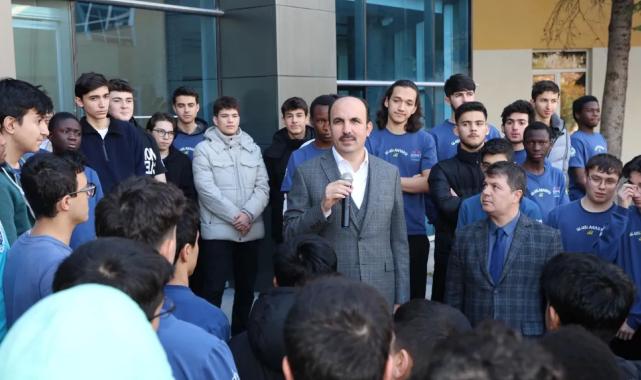 Konya’da Başkan Altay’dan uluslararası liselilere ziyaret