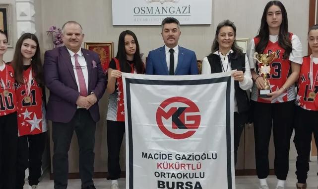 Macide Gazioğlu Ortaokulu’ndan bir günde üç şampiyonluk