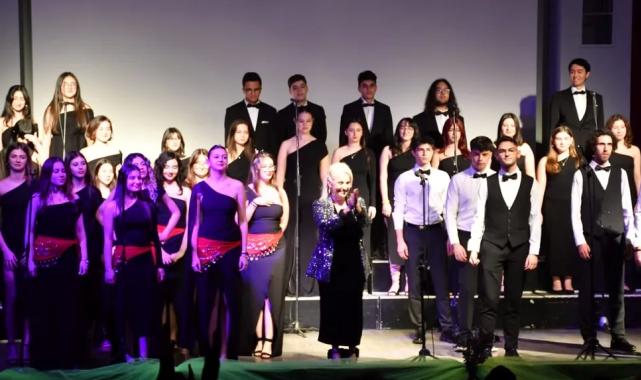 Manisa’nın ‘Çok Sesli Korosu’ndan muhteşem konser