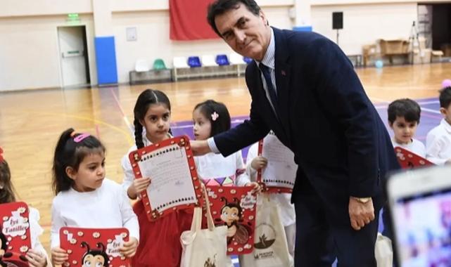 Minik öğrencilere karnelerini Başkan Dündar verdi