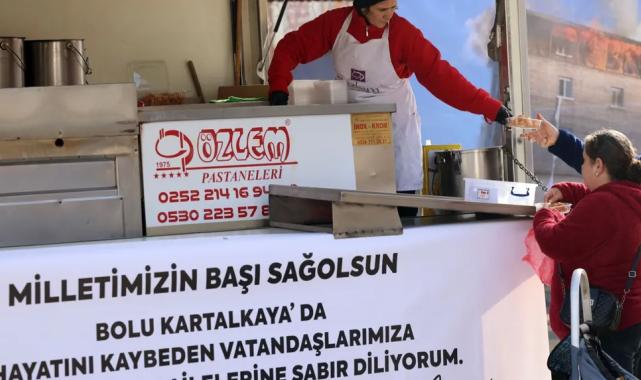 Muğla’da yangında hayatını kaybedenler için lokma dağıttı