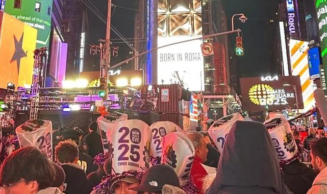 New York Times Meydanı’nda coşkulu yılbaşı