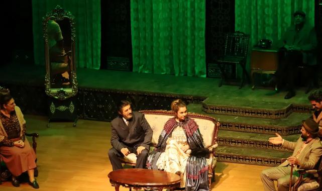 Sakarya’da “Bir Adam Yaratmak” oyunu alkış topladı