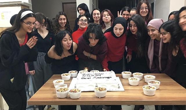 Sosyal Tesislerde kalan gençler yılbaşı gecesi yalnız bırakılmadı