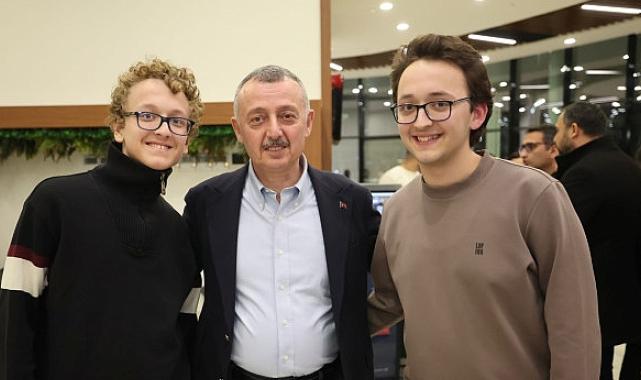 Yeni yıla kütüphanede giren öğrencilere Başkan Büyükakın’dan sürpriz