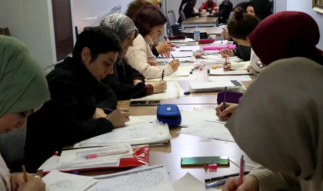 Zarif desenler renklerle buluşarak birer harikaya dönüşüyor