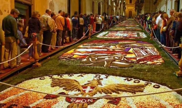 Antalya Çiçek Desenleri Günleri’nde gençler yarışıyor