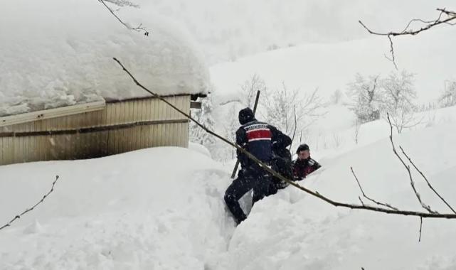 Artvin’de karda evinde mahsur kalan kişi kurtarıldı