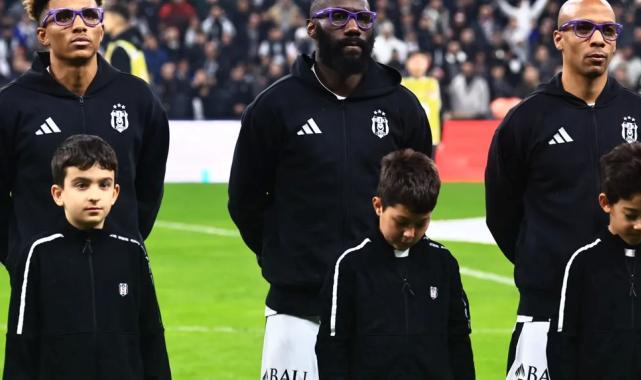 Beşiktaşlı futbolcular mor gözlüklerle sahaya çıktı