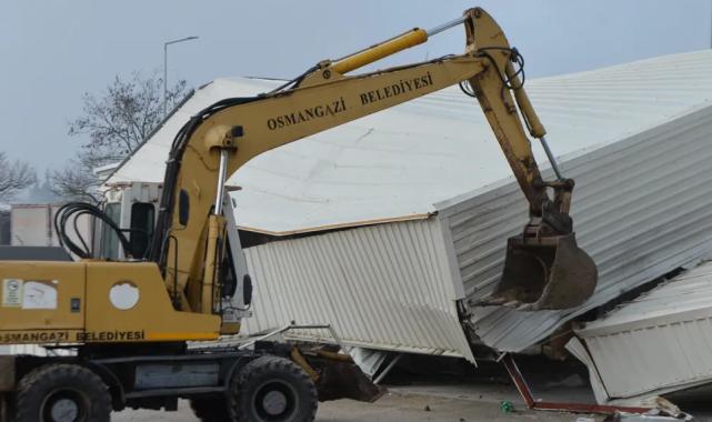 Bursa Osmangazi’de tarım arazisi üzerindeki kaçak depoya yıkım