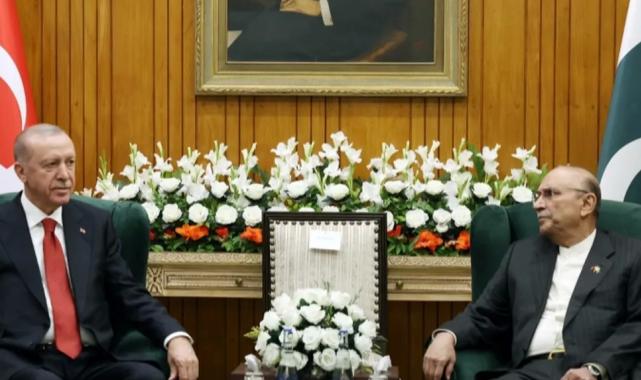 Cumhurbaşkanı Erdoğan, Pakistan’da mevkidaşı ile görüştü