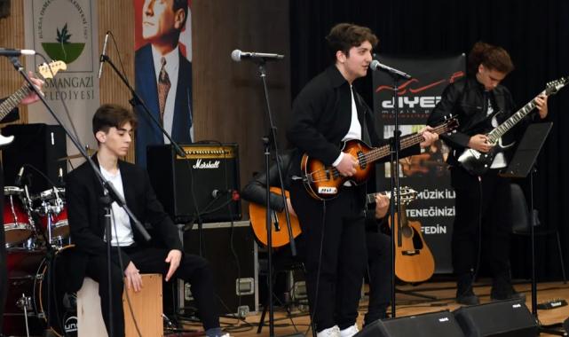 Genç müzisyenler final için sahnede