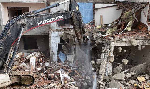İstanbul Büyükçekmece’de deprem riski taşıyan 23 yapı yıkıldı