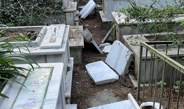 İzmir’de vandalizm kurbanı 39 mezarda çalışma başlatıldı