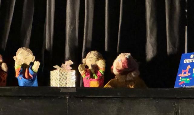 İzmit Belediye Tiyatrosu Geyve’de güldürdü