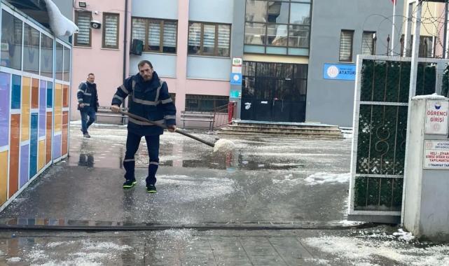 İzmit’te sınav öncesi okullarda kar temizliği