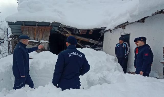 Kar kütlesi ahırın çatısını çökertti! 9 büyükbaş hayvan kurtarıldı!