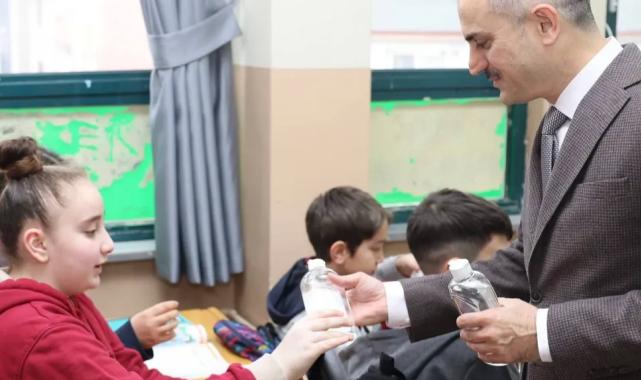 Kocaeli Çayırova Belediyesi’nden öğrencilere dezenfektan